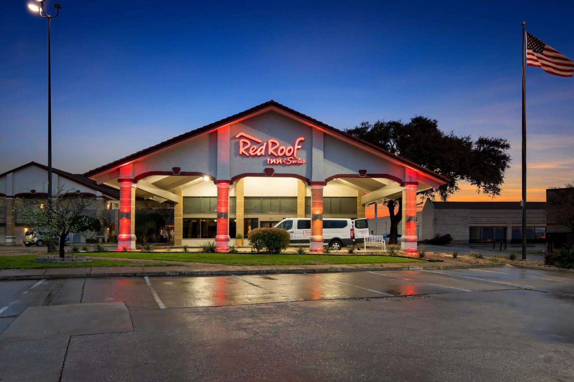 Red Roof Inn & Suites Irving - Dfw Airport South Exterior photo