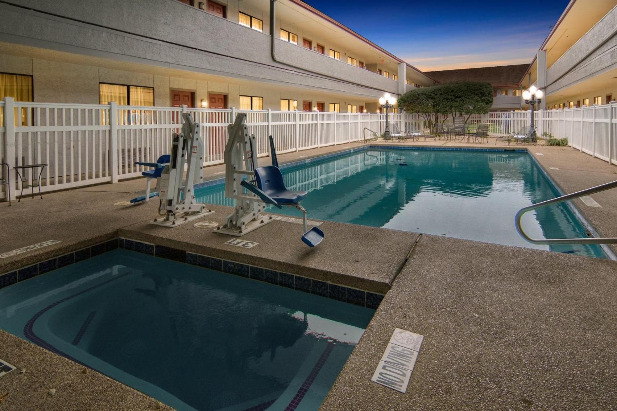 Red Roof Inn & Suites Irving - Dfw Airport South Exterior photo