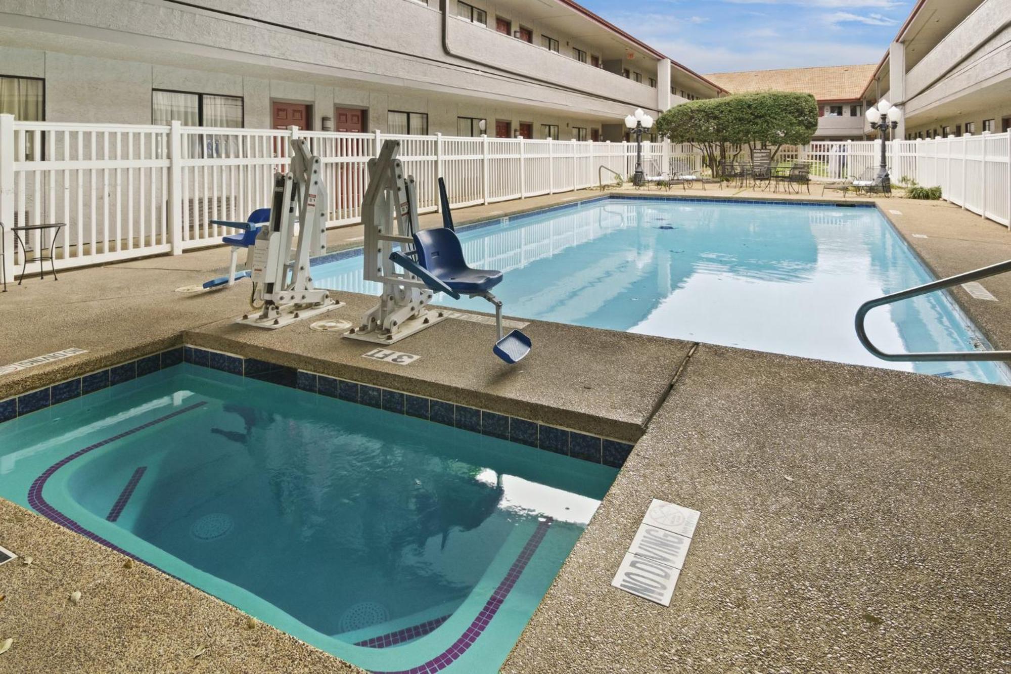 Red Roof Inn & Suites Irving - Dfw Airport South Exterior photo
