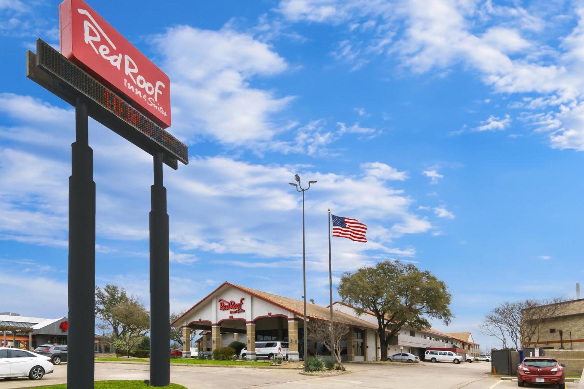 Red Roof Inn & Suites Irving - Dfw Airport South Exterior photo
